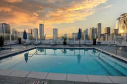DTLA Elegance & Style (1 bdrm, Free Parking, Pool) - Image 3