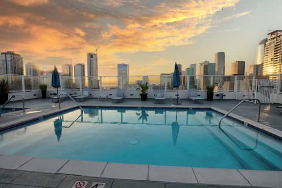 DTLA Elegance & Style (1 bdrm, Free Parking, Pool) - Image 3