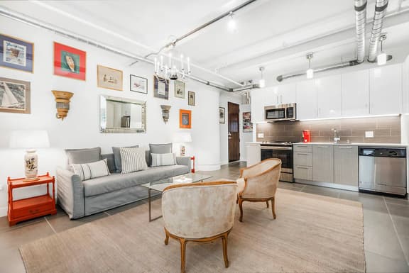 Comfort, Luxury & Value In DTLA! - Image 1